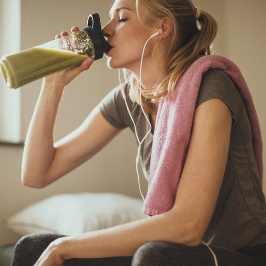 La hidratación es clave para reponer el desgaste al que fue sometido el cuerpo. Mujer tomando un batido