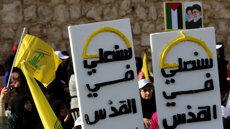 لافتات رفعها مناصرو حزب الله كتب عليها سنصلي في القدس