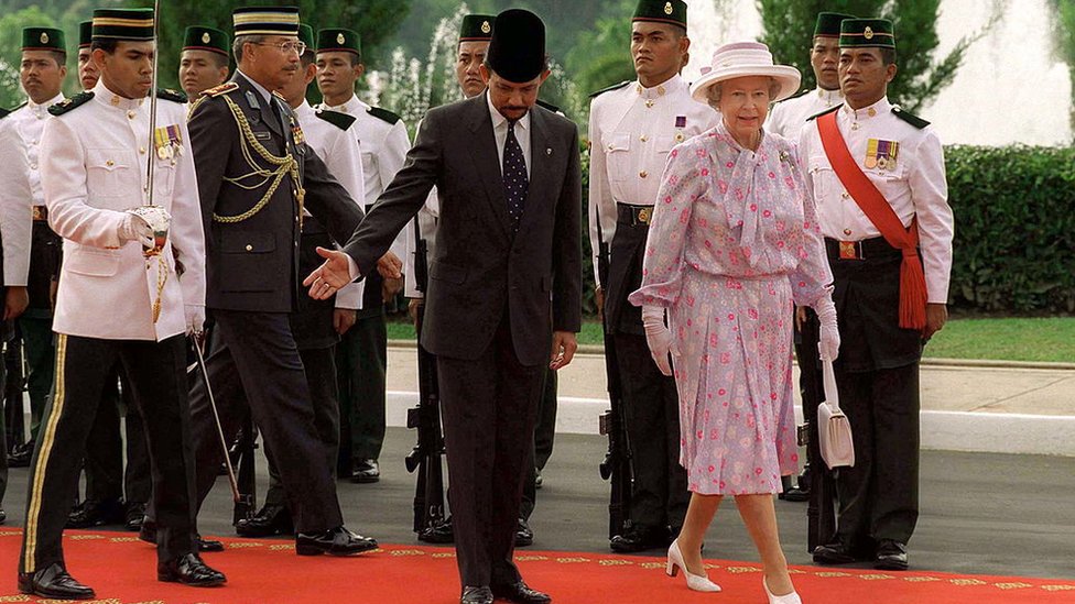 El sultán de Brunéi recibiendo a la reina Isabel II