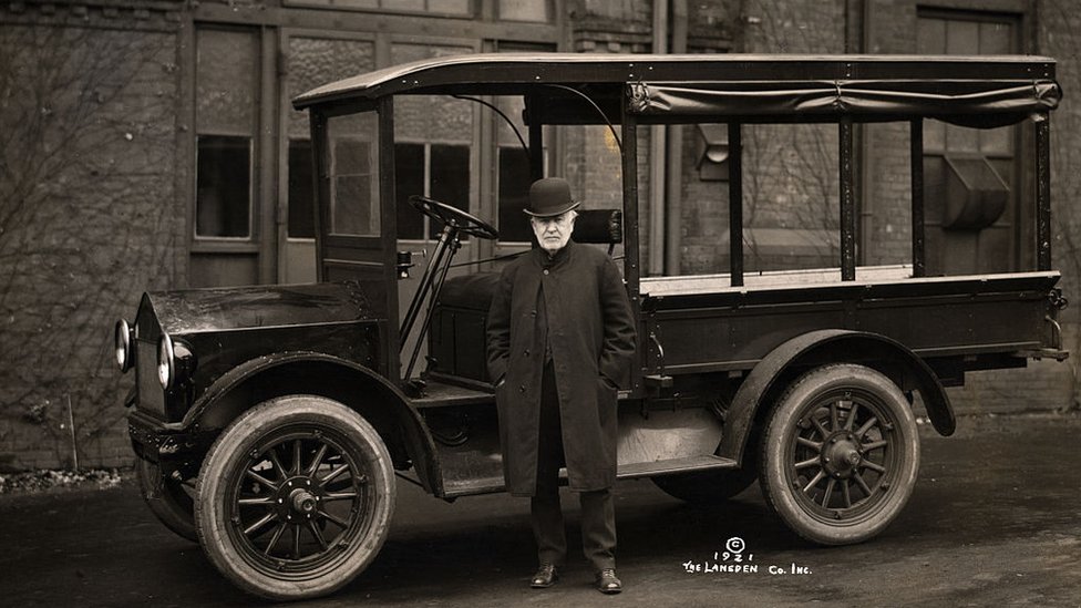 Thomas Edison con su auto eléctrico en 1921.