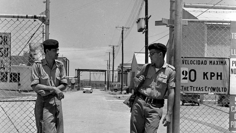 Militares cubano en la entrada de la refinería Texaco en Cuba.