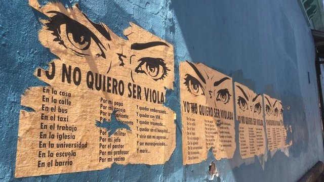 Cartel en una calle de Tegucigalpa contra la violancia hacia la mujer