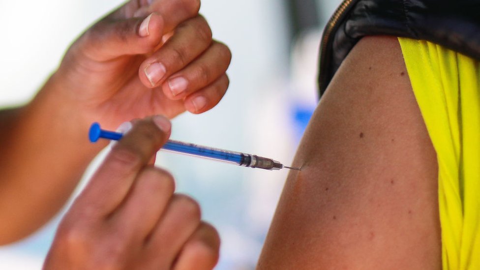 Persona vacunándose en México