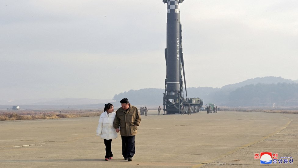 La primera imagen oficial que se vio de Kim Jong-un junto a su hija fue en noviembre del año pasado caminando en una base militar.