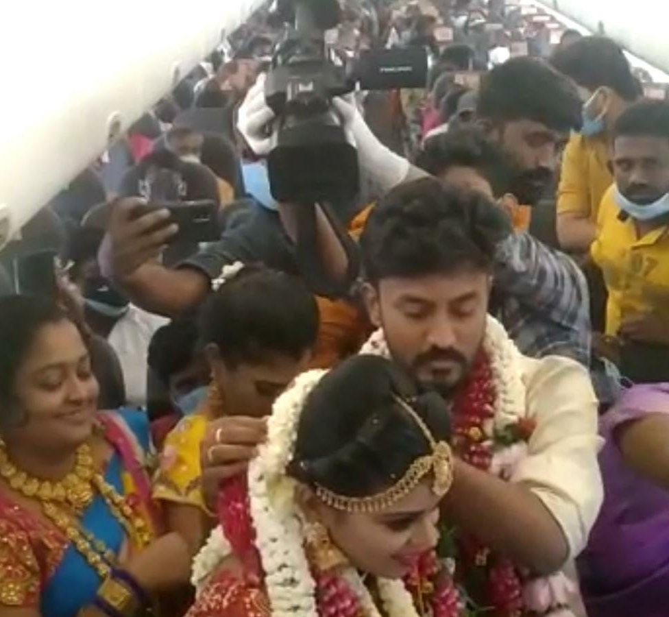 عروسان هنديان على متن طائرة