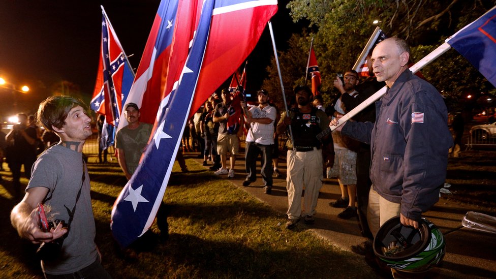 Los partidarios de mantener los monumentos confederados creen que el alcalde de Nueva Orleans está destruyendo la historia de la ciudad. Manifestantes a favor de los monumentos confederados protestan contra la remoción de la estatua de Jefferson Davis.