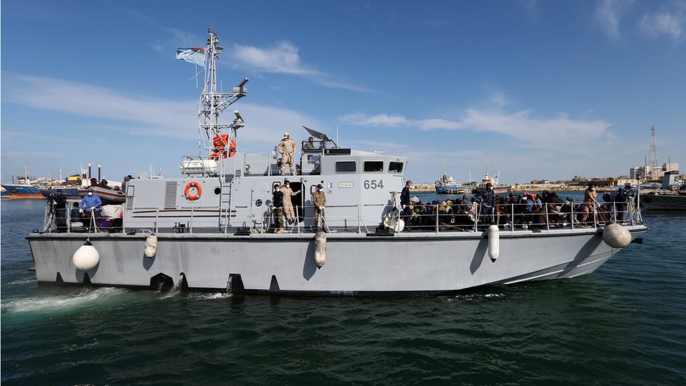 Катер ВМС Ливии с мигрантами на борту прибыл на военно-морскую базу в Триполи, Ливия 23 ноября 2017 г.