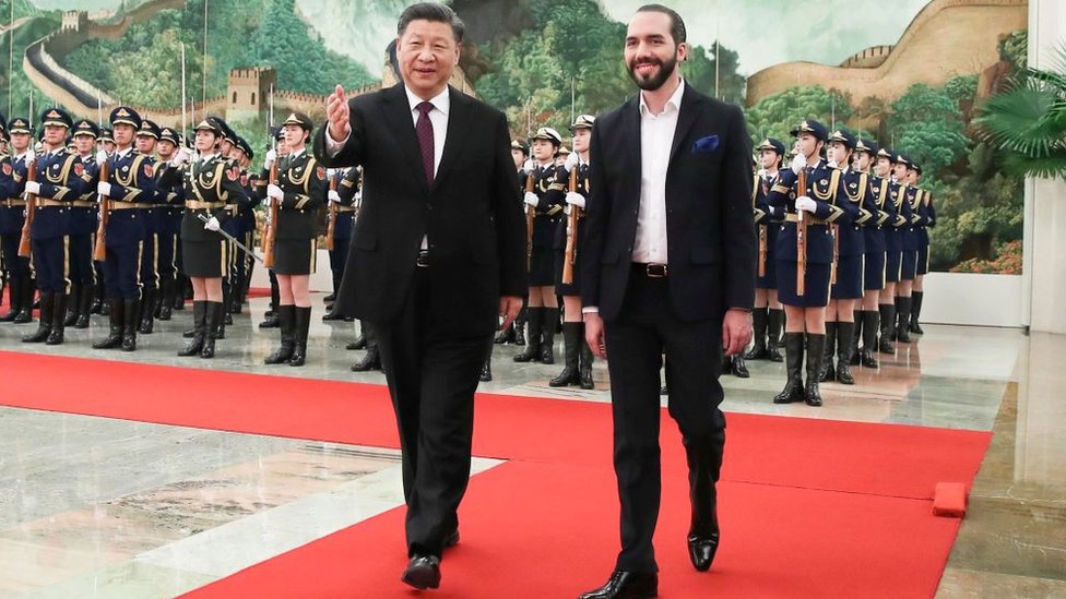 Xi Jinping y Nayib Bukele en la alfombra roja.
