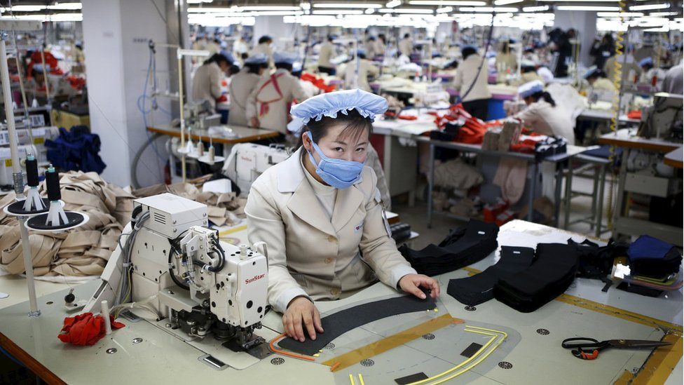 Сотрудник из Северной Кореи работает на заводе южнокорейской компании в Кэсоне