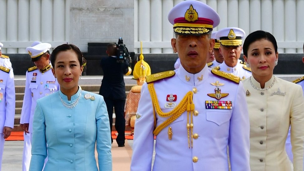 Raja Maha Vajiralongkorn (tengah), Ratu Suthida (kanan) dan Putri Bajrakitiyabha (kiri) memberi penghormatan di makam Raja Rama I di Bangkong, Thailand.