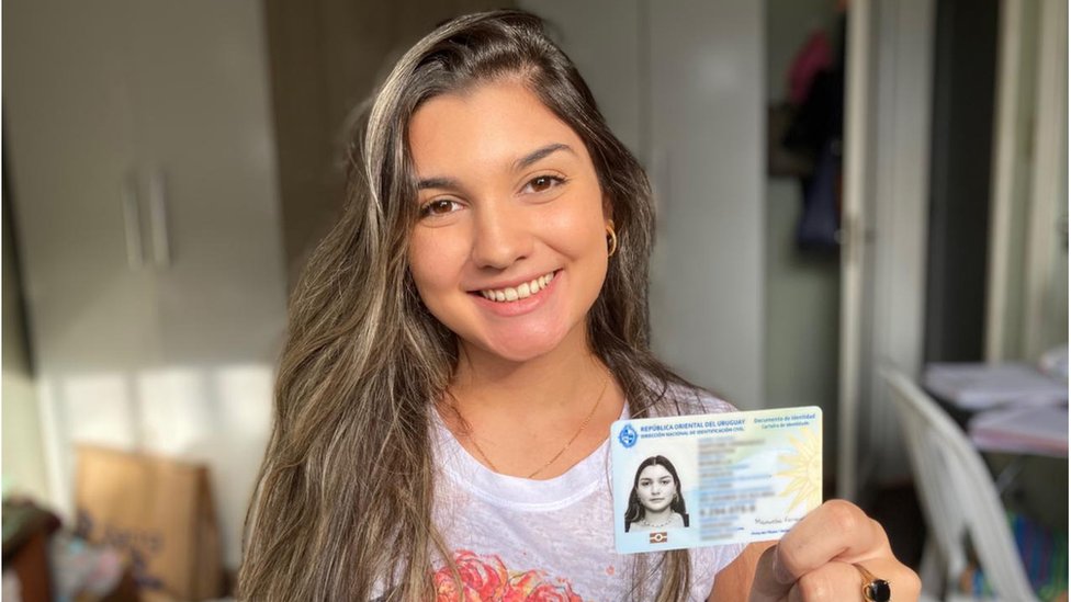 Manuella Ibargoyen segura o cartão de identificação de sua cidadania uruguaia
