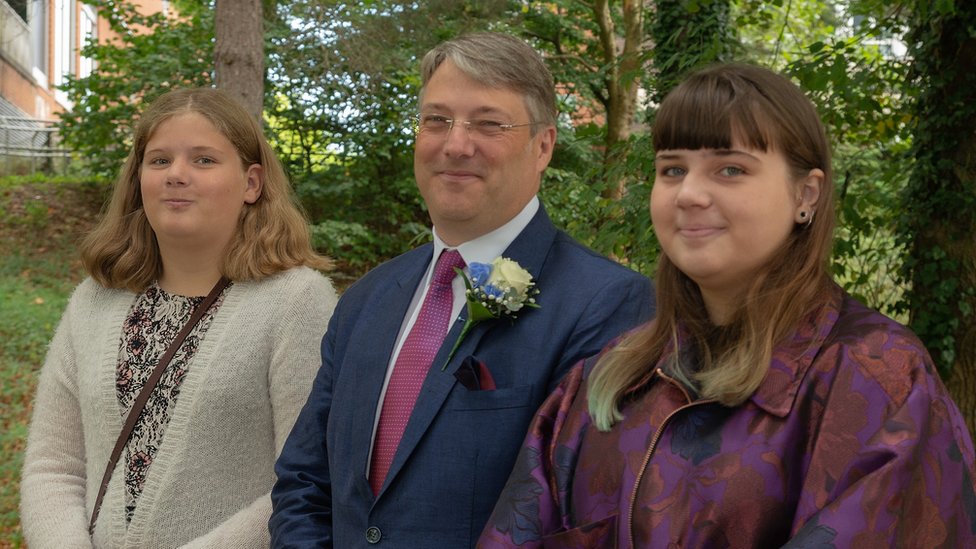 Питер Фрит с двумя дочерьми