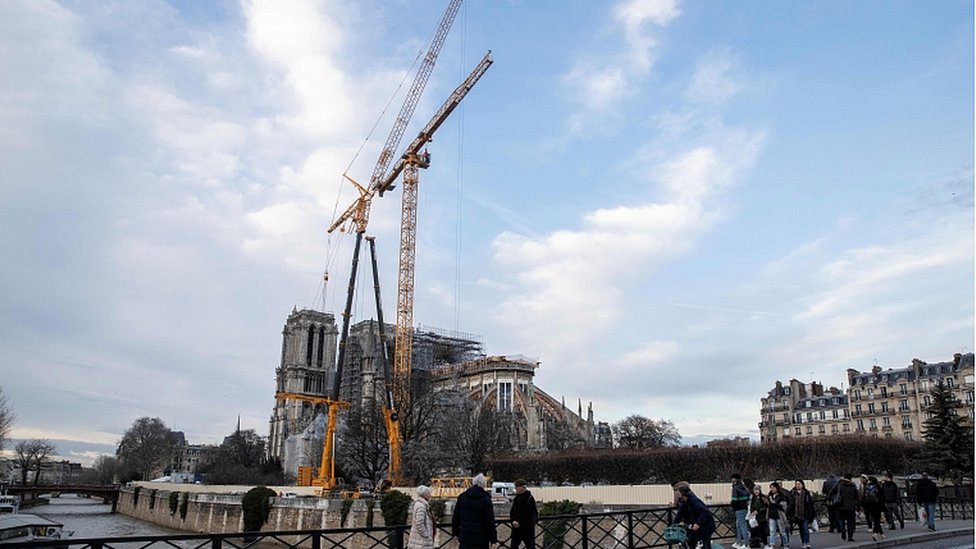 Продолжаются работы по стабилизации конструкции собора через девять месяцев после того, как пожар нанес значительный ущерб, в Париже, Франция, 18 декабря 2019 г.
