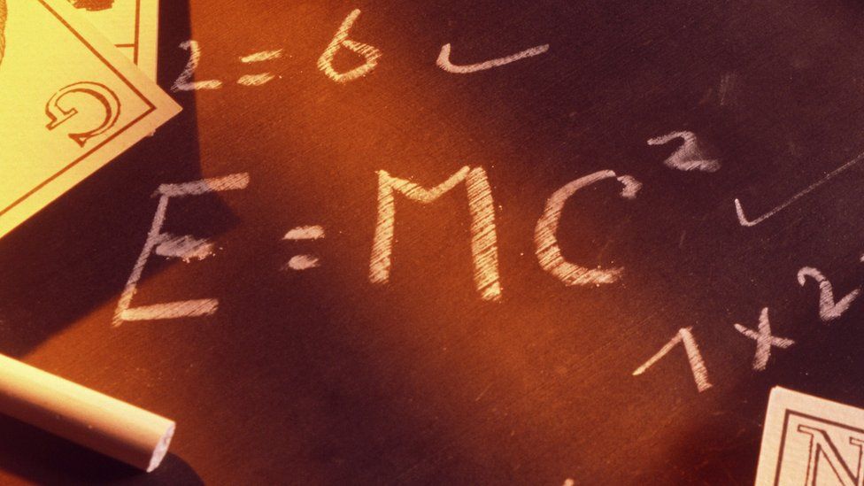 صورة أرشيفية لمعادلة آينشتاين: الطاقة تساوي الكتلة مضروبة في مربع سرعة الضوء