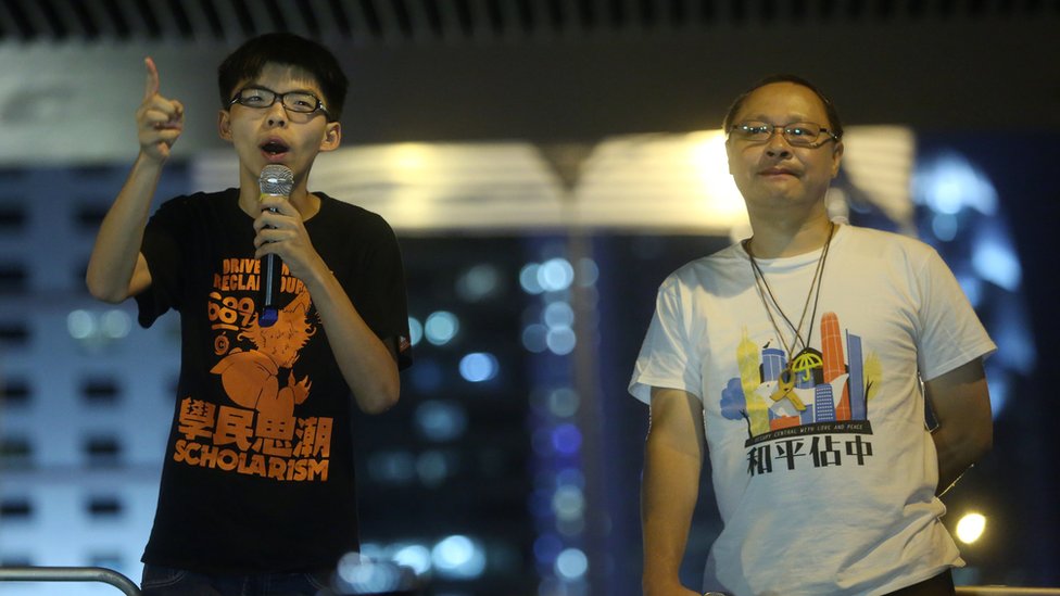 香港金鐘「佔領中環」堵路示威現場黃之鋒（左）與戴耀廷（右）向群眾演講（20/10/2014）