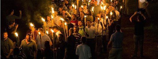 Белые националисты маршируют с факелами по кампусу Университета Вирджинии в Шарлоттсвилле, США. Август, 2017