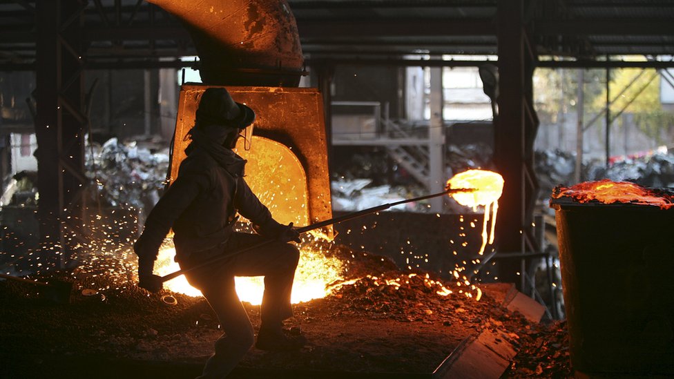 Рабочий работает на сталелитейном заводе на окраине Джамму, Индия