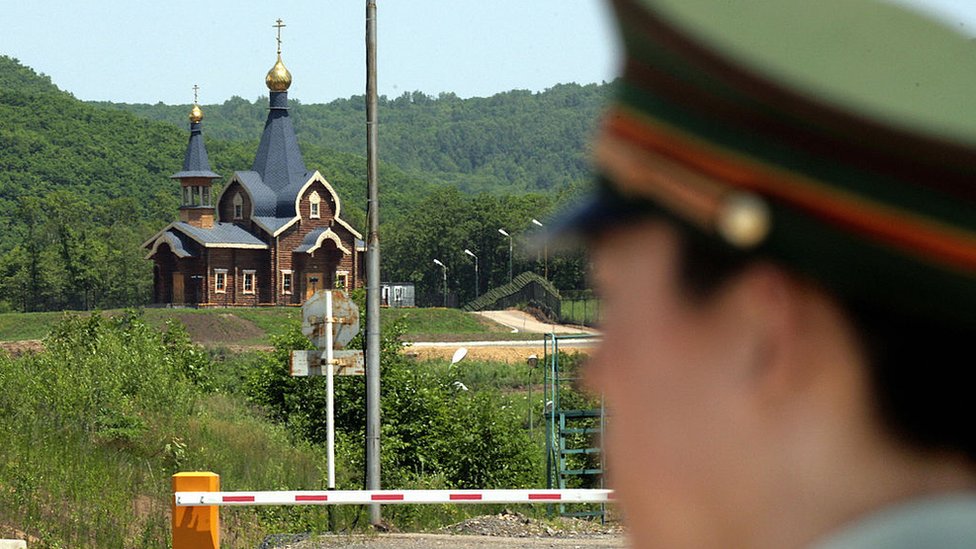 Un guardia en la frontera rusa con China