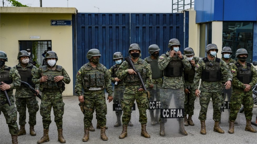 Soldados frente a una prisión ecuatoriana