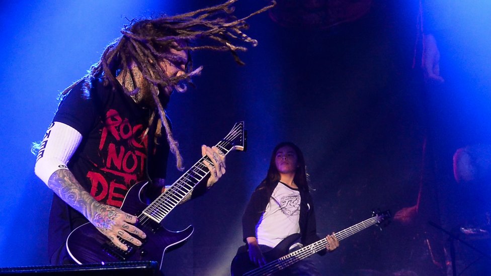 El joven con Brian "Head" Welch, de Korn. Tye Trujillo con Brian "Head" Welch.