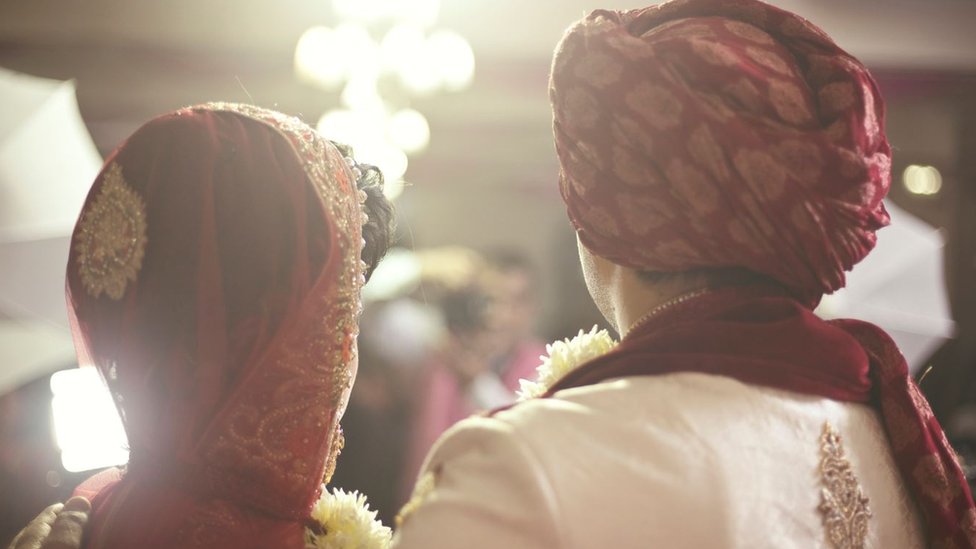 Algunas parejas sienten que no tienen otra opción que vivir con la decisión tomada por sus padres sin haberles consultado. Pareja en una boda