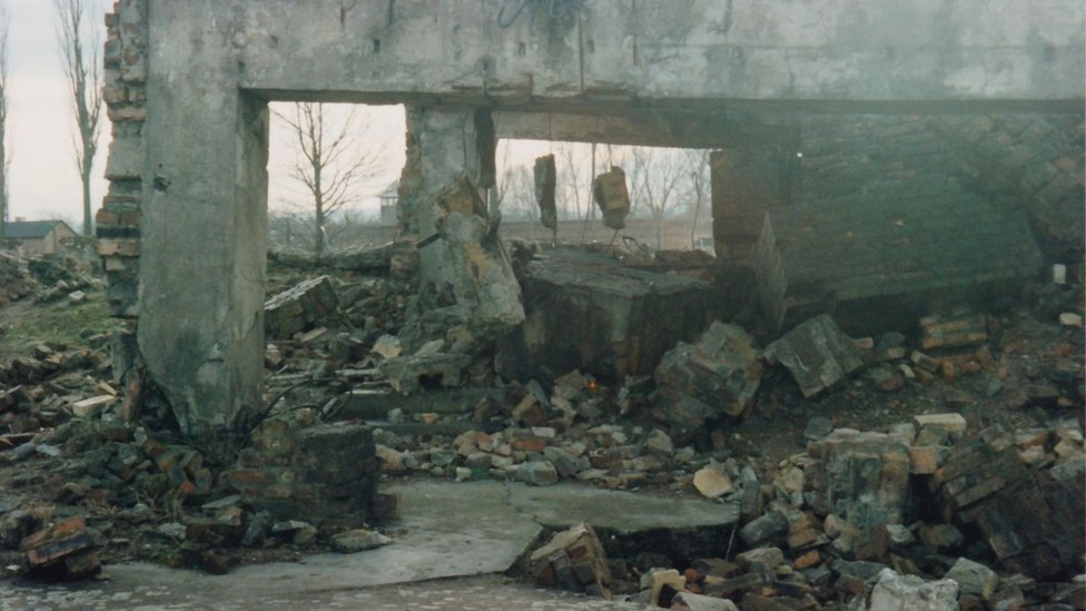 Развалины одной из казарм в Биркенау (27 января 1995 г.)