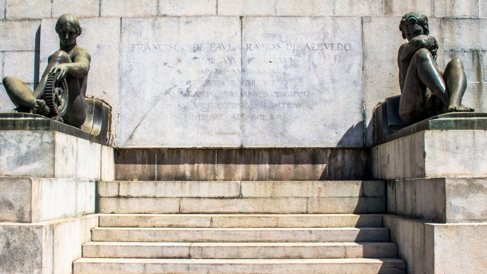 Detalhe do monumento em homenagem para o Arquiteto Ramos de Azevedo, do escultor ítalo-brasileiro Galileo Emendabili, no Campus da USP, Cidade Universitária, zona oeste de Sao Paulo, SP