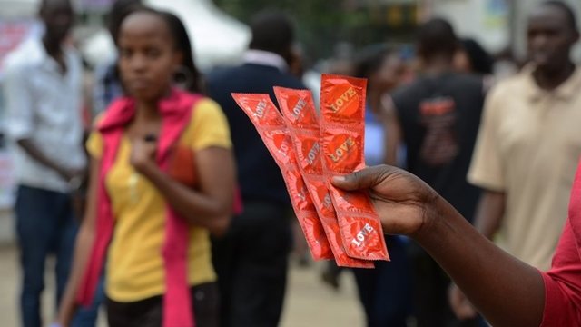 Practicar sexo seguro continúa siendo una de las principales recomendaciones para evitar la infección de VIH y otras enfermedades de transmisión sexual. Un hombre reparte preservativos en la calle.