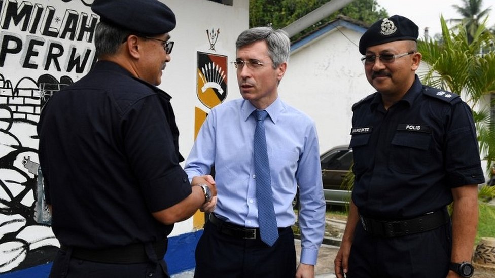 Посол Франции в Малайзии Фредерик Лапланш с полицейскими
