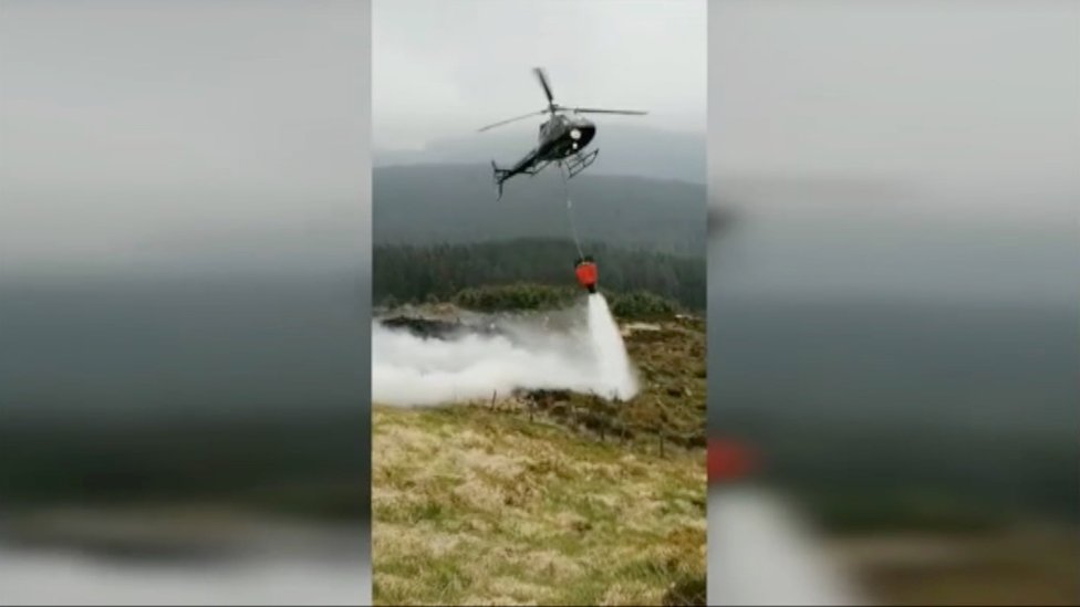 Вертолет тушит пожар
