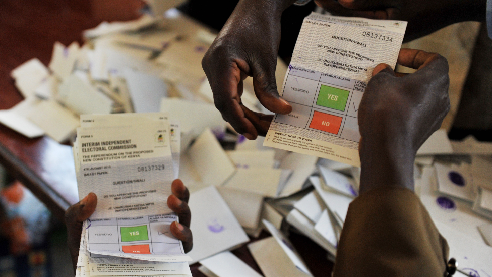   Los funcionarios electorales cuentan los votos en el referéndum sobre la Nueva Constitución en Kenia, Eldoret - 4 de agosto de 2010 