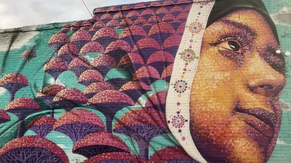 Un mural de Hamtramck muestra a una mujer vistiendo un hijab.