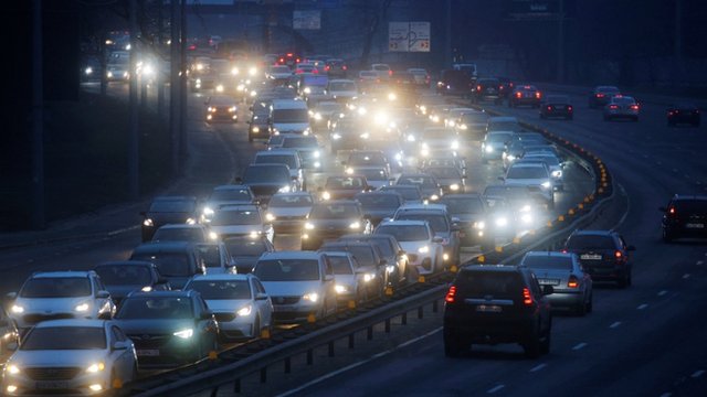 Decenas de autos se dirigen a las afueras de la ciudad de Kiev, después de que el presidente ruso, Vladimir Putin, autorizó una operación militar en Ucrania.