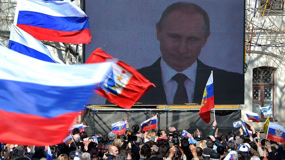 大屏幕上的普京宣佈俄羅斯吞併克里米亞