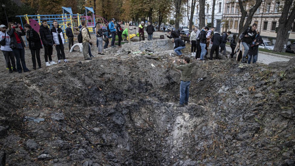 Un hoyo provocado por un misil en un parque de Kyiv