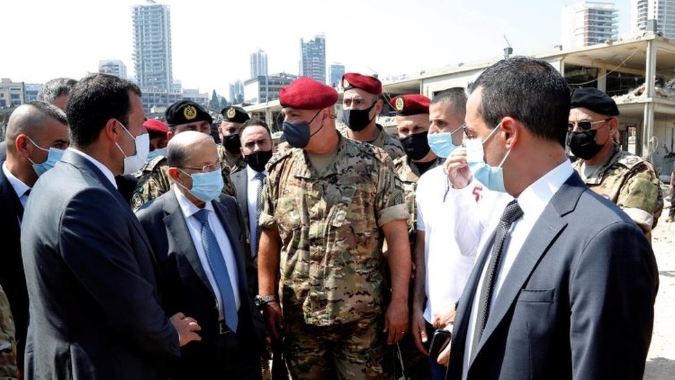 El presidente de Líbano, Michel Aoun, el segundo por la izquierda, visita el puerto de Beirut el 5 de agosto.