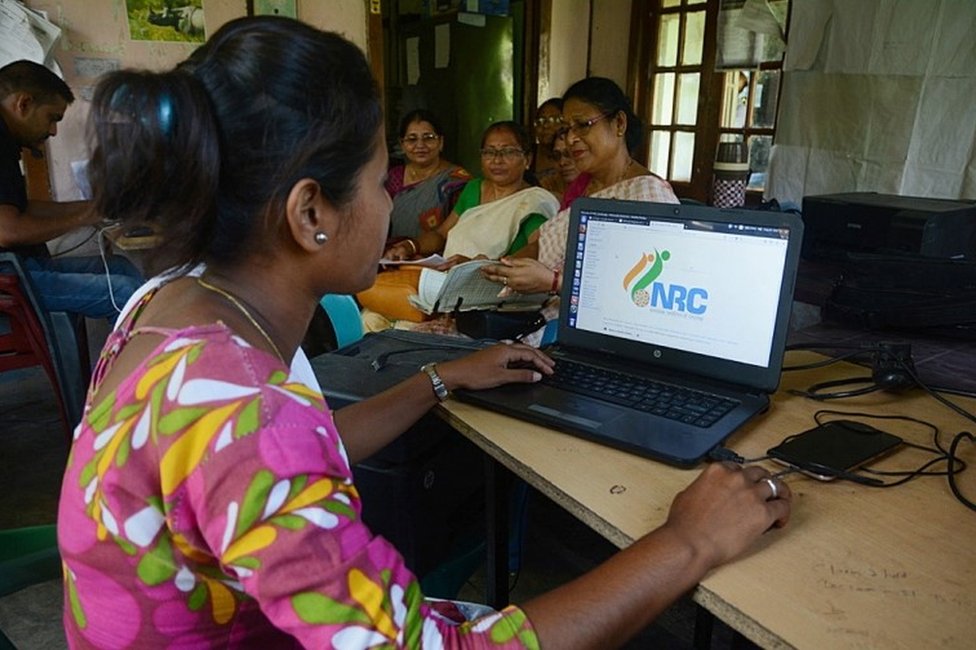 Индийский работник офиса Национального реестра граждан (NRC) проверяет различные документы, которые были представлены людьми для NRC перед выпуском окончательного проекта NRC в Гувахати, Ассам, Индия, 26 августа 2019 года.