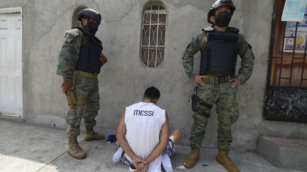 Militares ecuatorianos deteniendo a un joven.