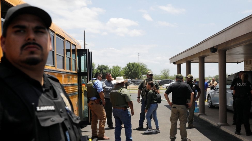 Niños se montan en buses escolares luego de un tiroteo escolar en Uvalde, Texas