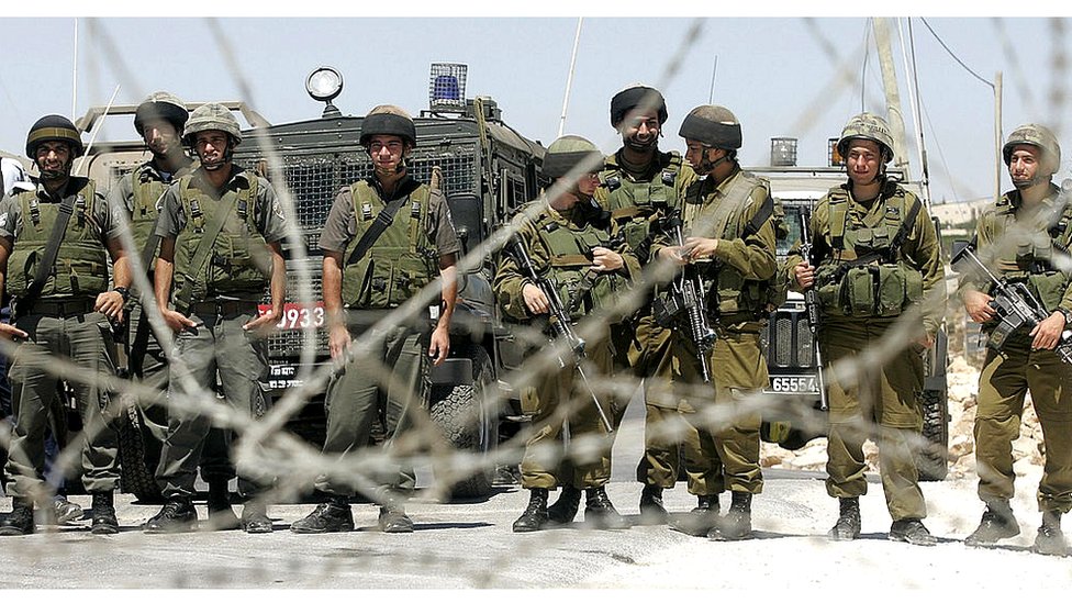 Según Tirza, en la frontera entre EE.UU. y México no han impuesto lo que llama el "concepto de seguridad", a diferencia de lo que ha hecho su país. Soldados israelíes