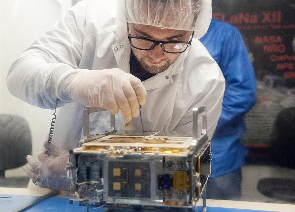 Инженер-механик Джоэл Стейнкраус настраивает CubeSat