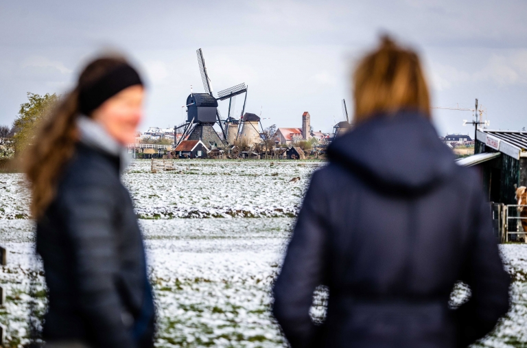Hollanda hükümeti, artan enerji krizi ve Rus doğalgazına bağımlılığı azaltmak için devlet dairelerindeki kaloriferlerin ısısını iki derece düşürecek. Resmi kurumlarda yaz aylarında da daha az klima kullanılacak.