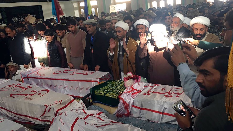 Пакистанские скорбящие возносят поминальные молитвы, собравшись у гробов жертв взрыва в Парачинаре