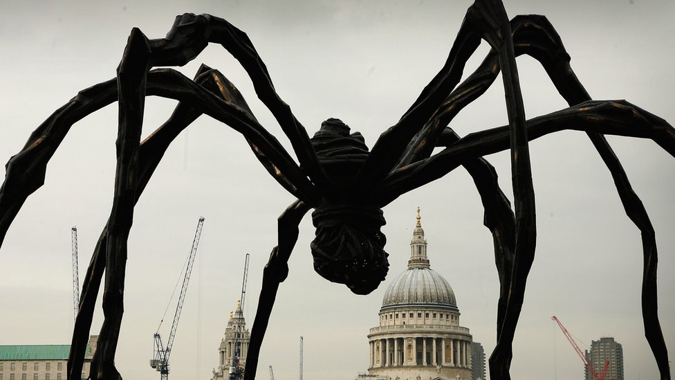 Скульптура Луиз Буржуа Паук в Лондоне