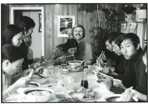 Dick Swanson, Germaine y familia cenando en su casa de Estados Unidos. (Foto: cortesía de Dick Swanson)