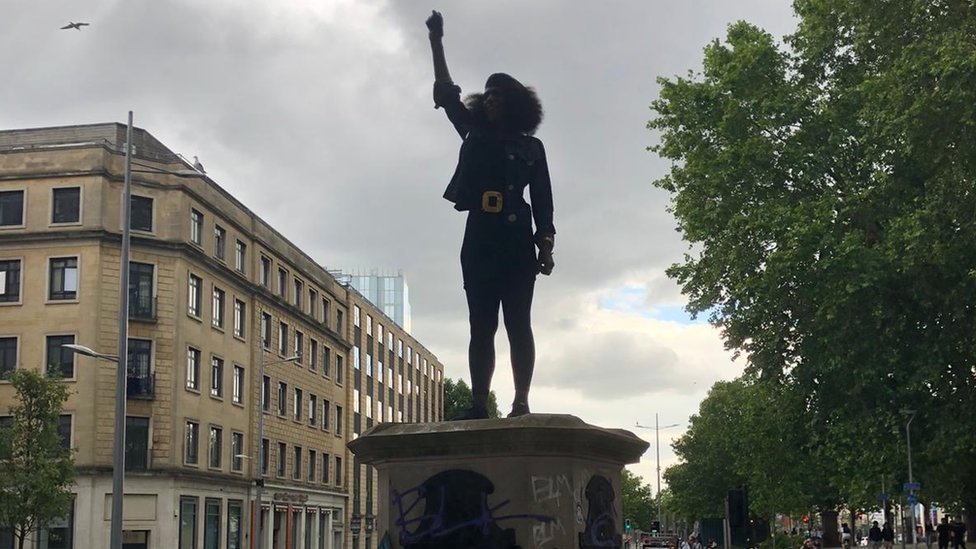 İngiltere'de düzenlenen protestolarda Jen Reid, Colston heykelinin kaidesinin üzerinde bu pozu vermişti.
