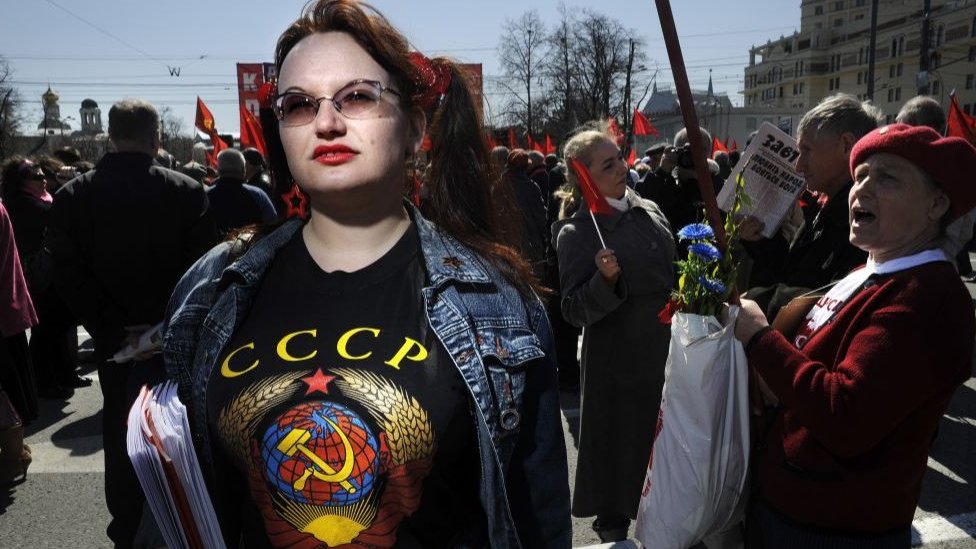 Žena u Rusiji s majicom s znakom SSSR-a