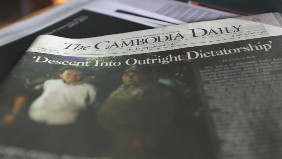 Копия последнего номера Cambodia Daily на столе в офисе газеты