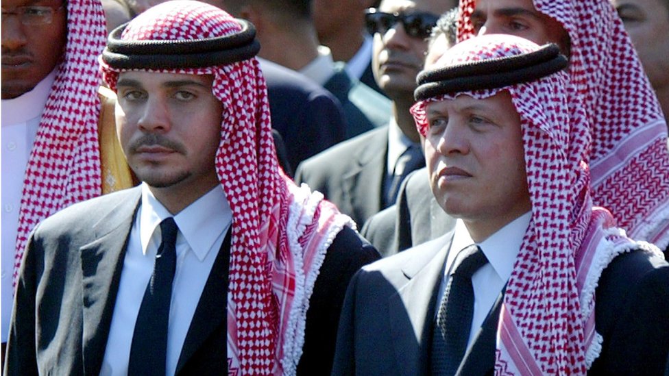 الأمير حمزة بن الحسين من ولاية العهد إلى تهم التآمر 2 بعد اعتلاء الملك عبدالله الثاني للعرش، عيّن الأمير حمزة وليا للعهد في أغسطس/آب من العام نفسه تنفيذا لوصية والدهما