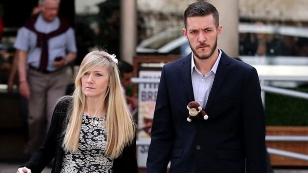 Connie Yates y Chris Gard consiguieron más de US$1,6 millones para que su hijo participe de tratamientos experimentales. Connie Yates y Chris Gard.